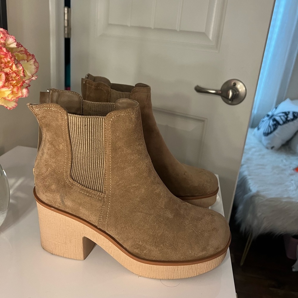 Pierre Dumas brown suede booties